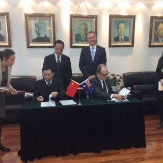 Renmin University Vice-President Professor Yi Zhihong and University of Canberra Vice-Chancellor Professor Stephen Parker renew their agreement, joined by ACT Chief Minister Andrew Barr and senior officials