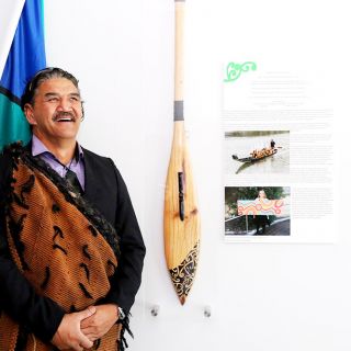 Artist Reneti Tapa with the oar unveiled at the University of Canberra Hospital